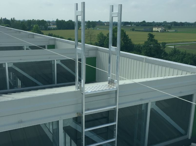 scala alla marinara; scale alla marinara; scala con gabbia; scale con gabbia; scala anticaduta, scale anticaduta, scala industriale, scale industriali